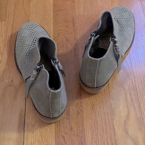DOLCE VITA Gray Suede Perforated Leather Ankle Boots - Women’s Size 6.5 - New - Picture 5 of 7